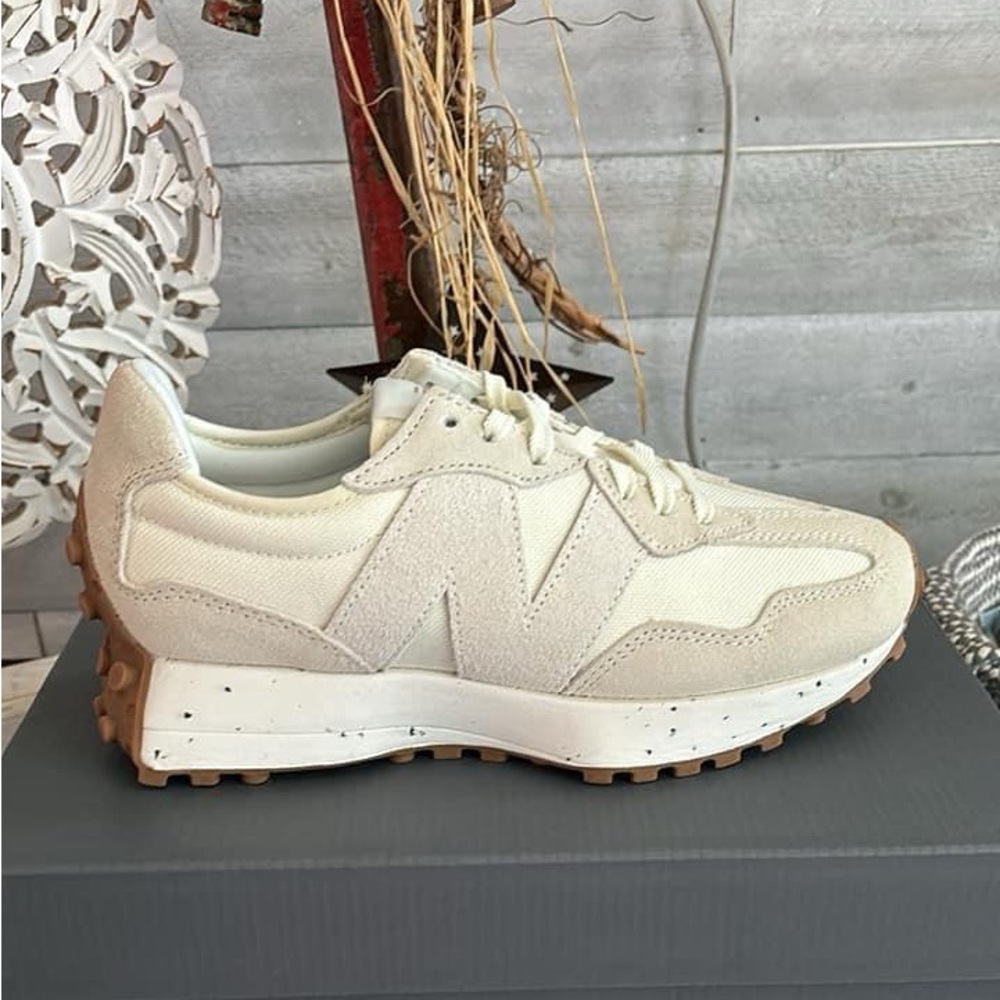 New Balance 327 these are 🔥 women’s size 7.5